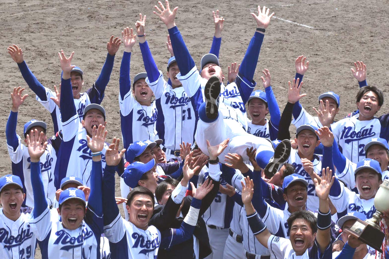 東農大北海道対北洋大　三垣監督（中央）を胴上げする東農大北海道の選手たち（北海道学生野球連盟提供）