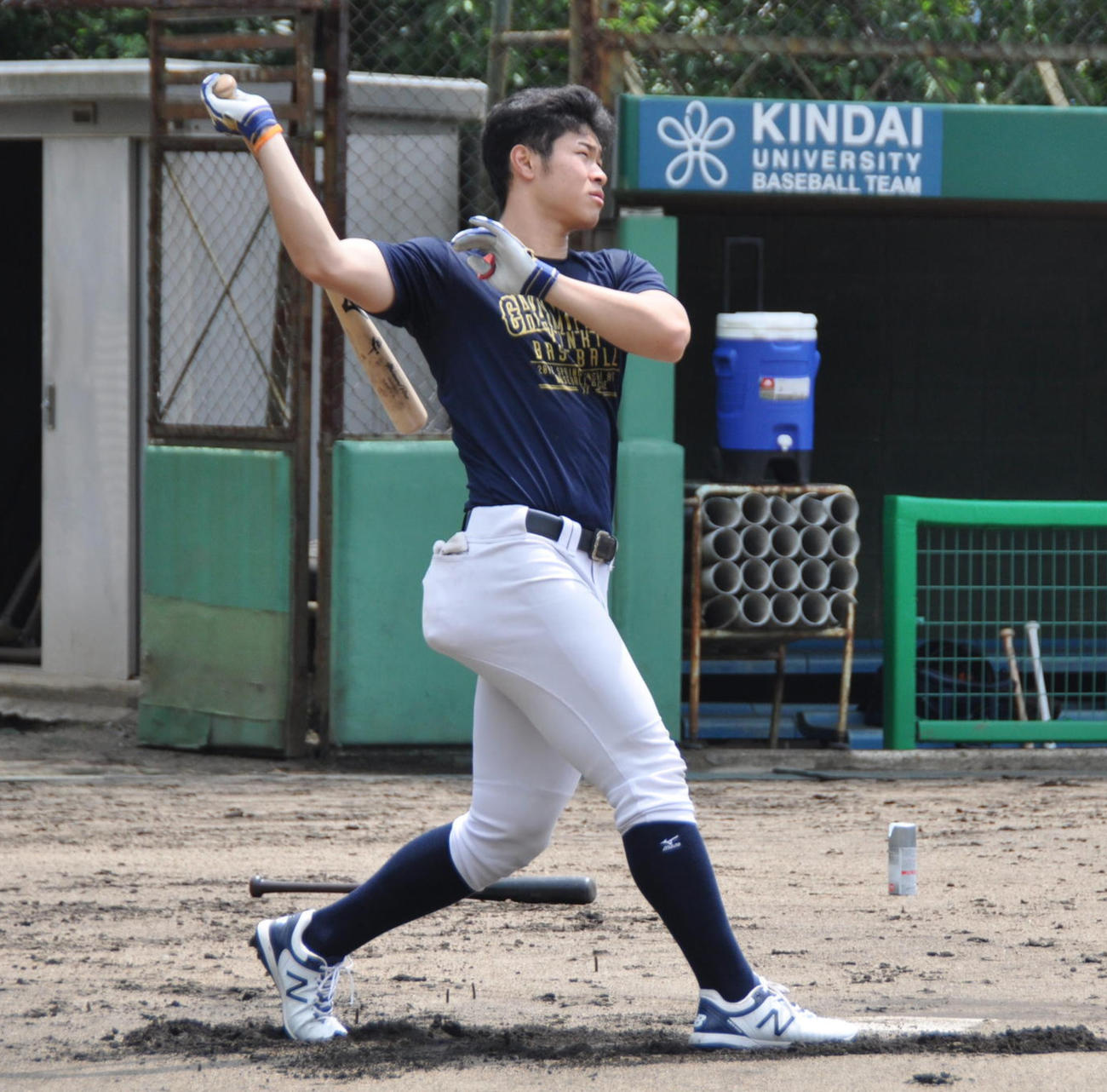 20年6月、近大グラウンドで打撃練習を行う佐藤輝