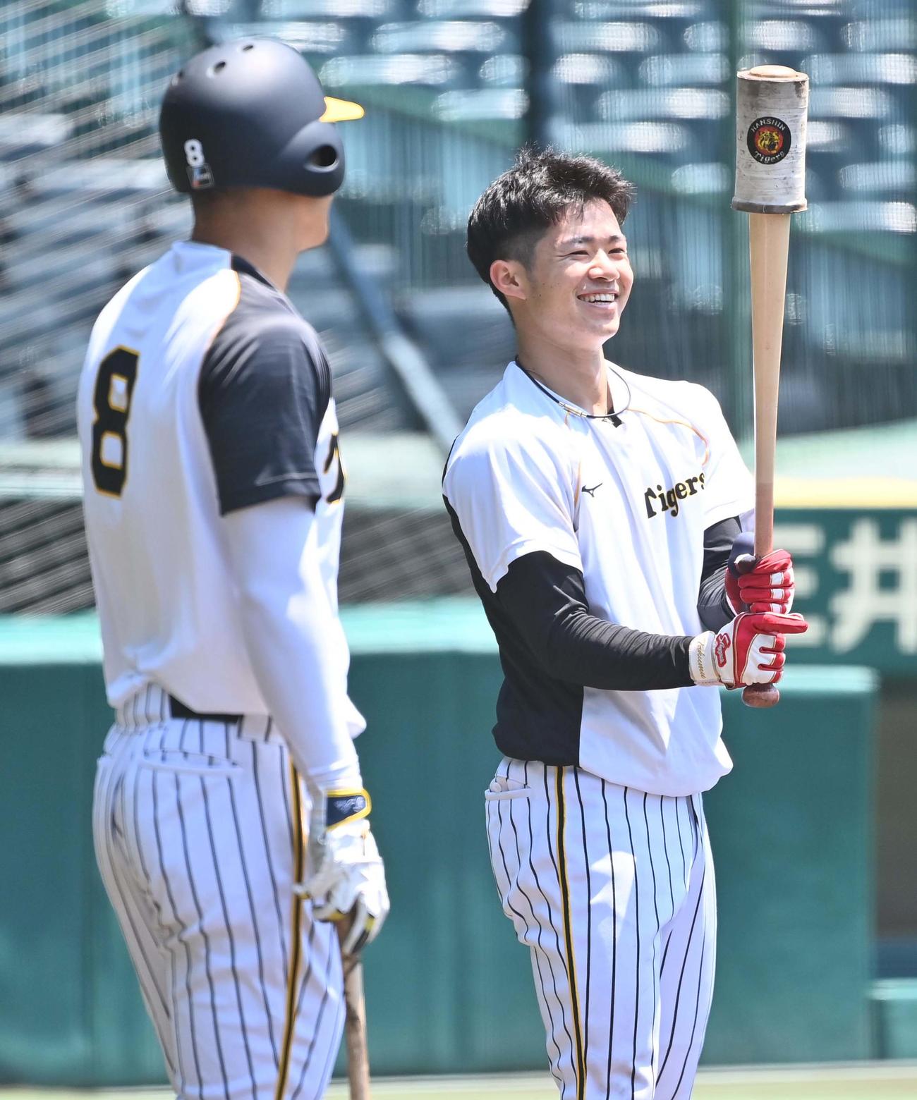 佐藤輝（左）と談笑する中野（撮影・上田博志）