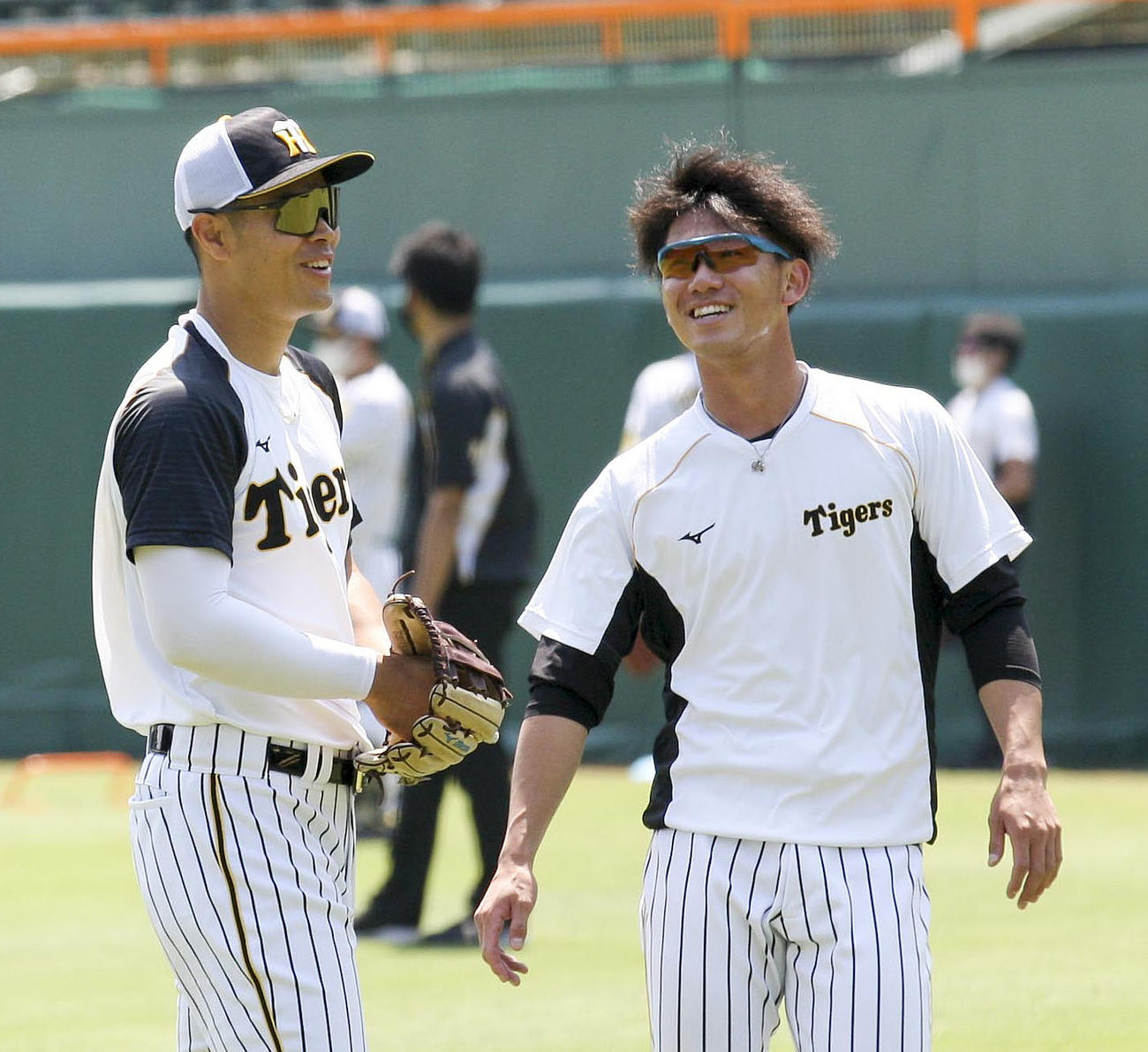練習で談笑する阪神佐藤輝明（左）と伊藤将司（撮影・上山淳一）