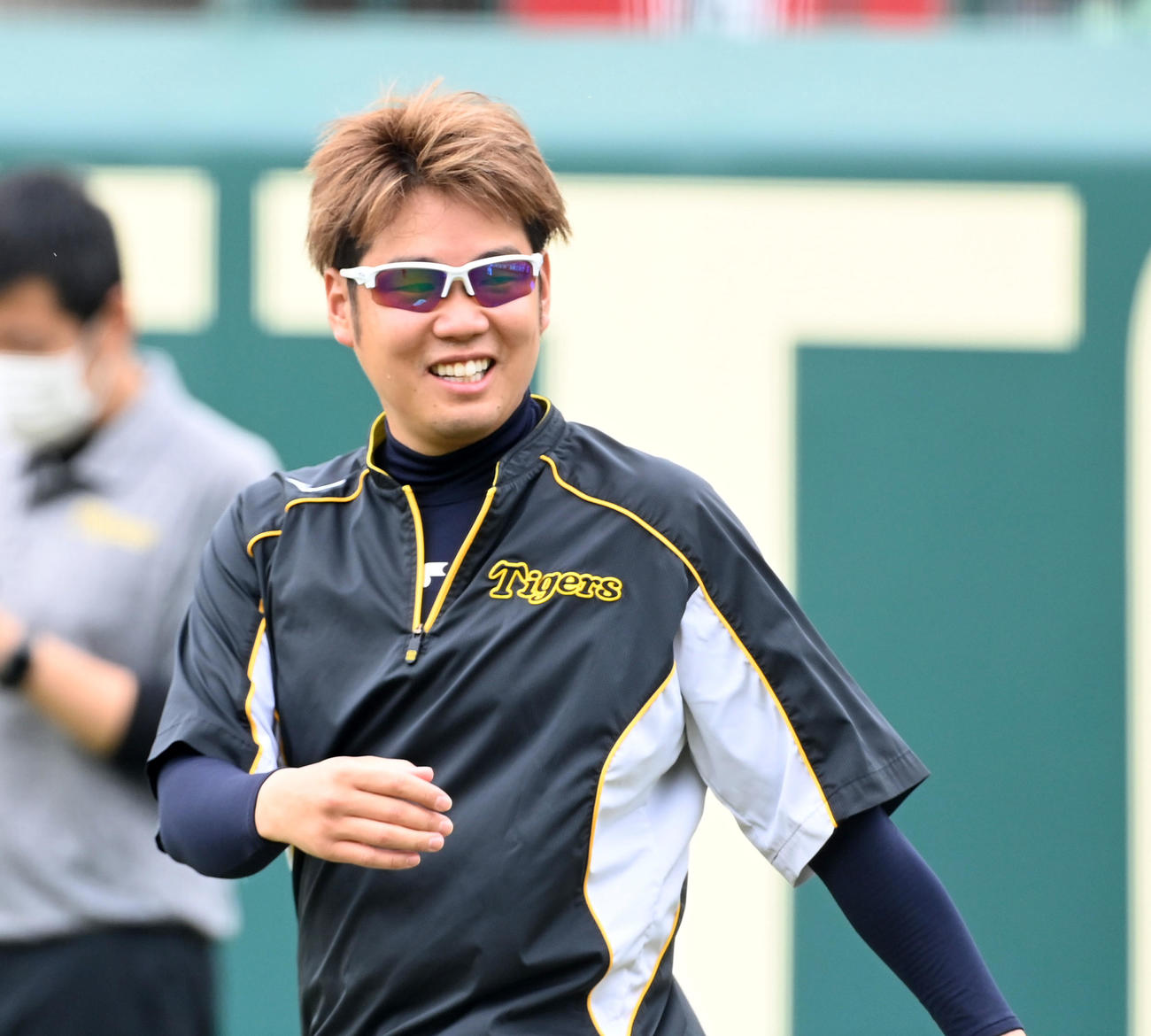 練習で笑顔を見せる西勇（撮影・前岡正明）