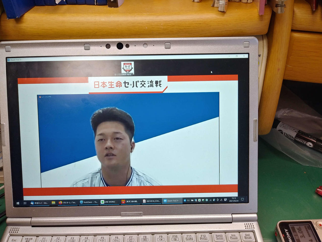 ネットで交流戦の記者会見に出演したDeNA牧