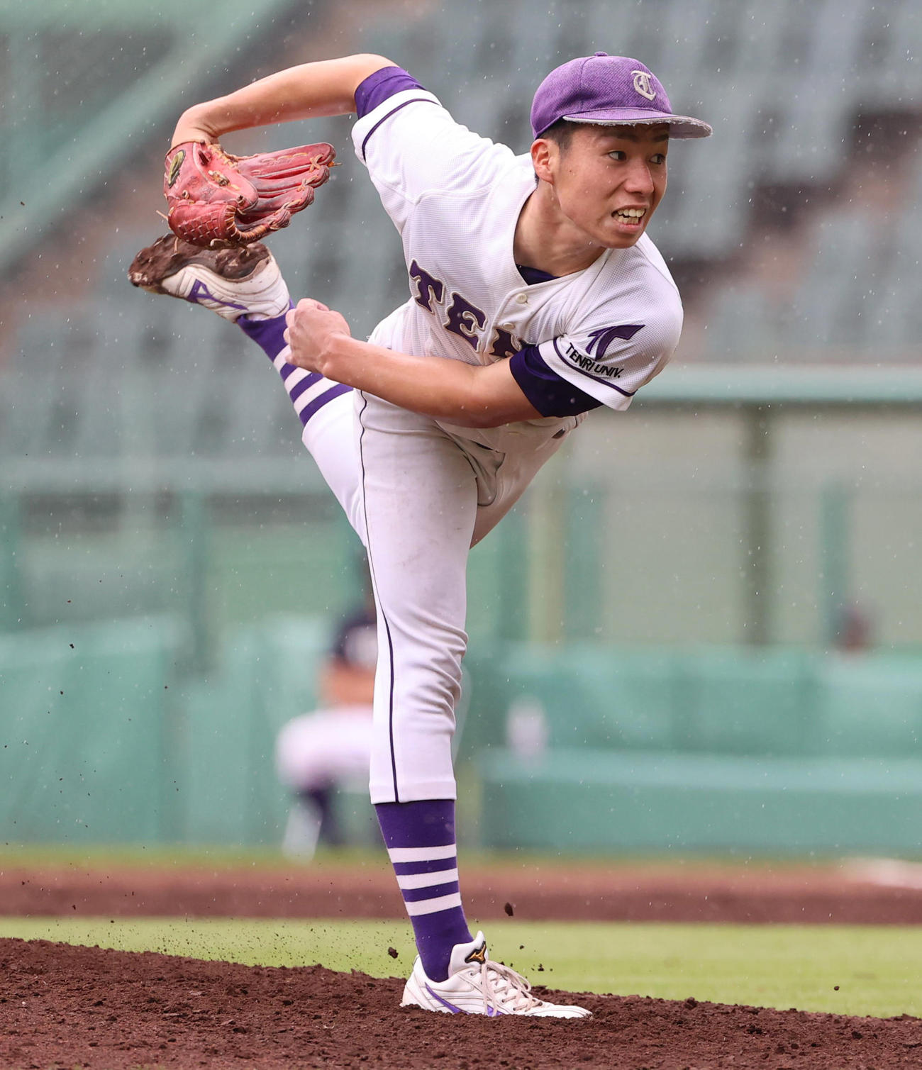甲南大対天理大　優勝決定戦で完封勝利をあげる天理大井奥投手（撮影・清水貴仁）