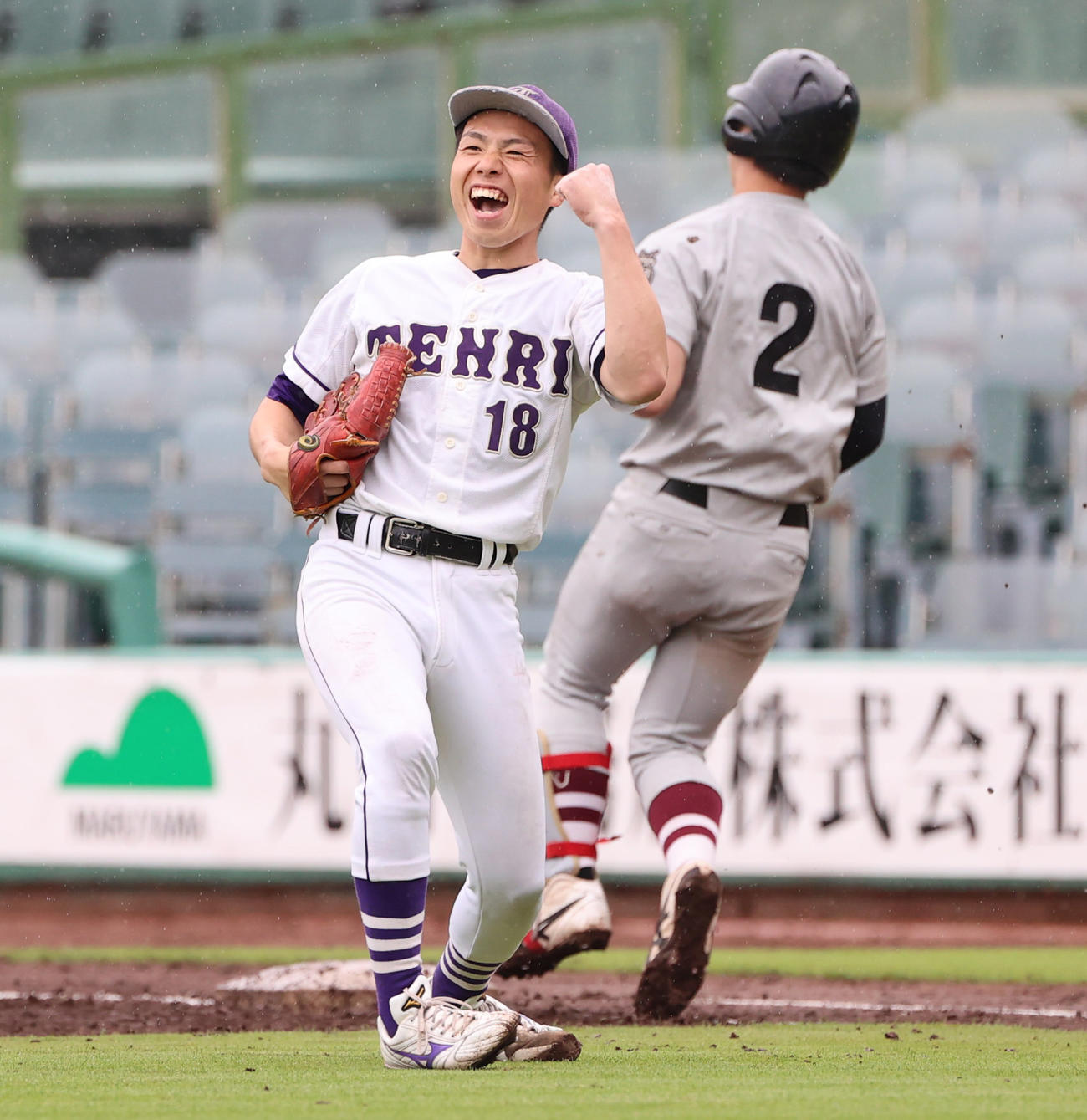 甲南大対天理大　優勝決定戦で完封勝利をあげガッツポーズをみせる天理大井奥投手（左）（撮影・清水貴仁）