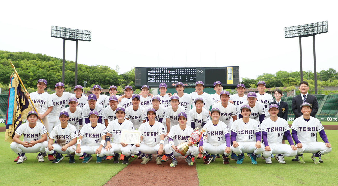 甲南大対天理大　優勝し記念撮影を行う天理大ナイン（撮影・清水貴仁）