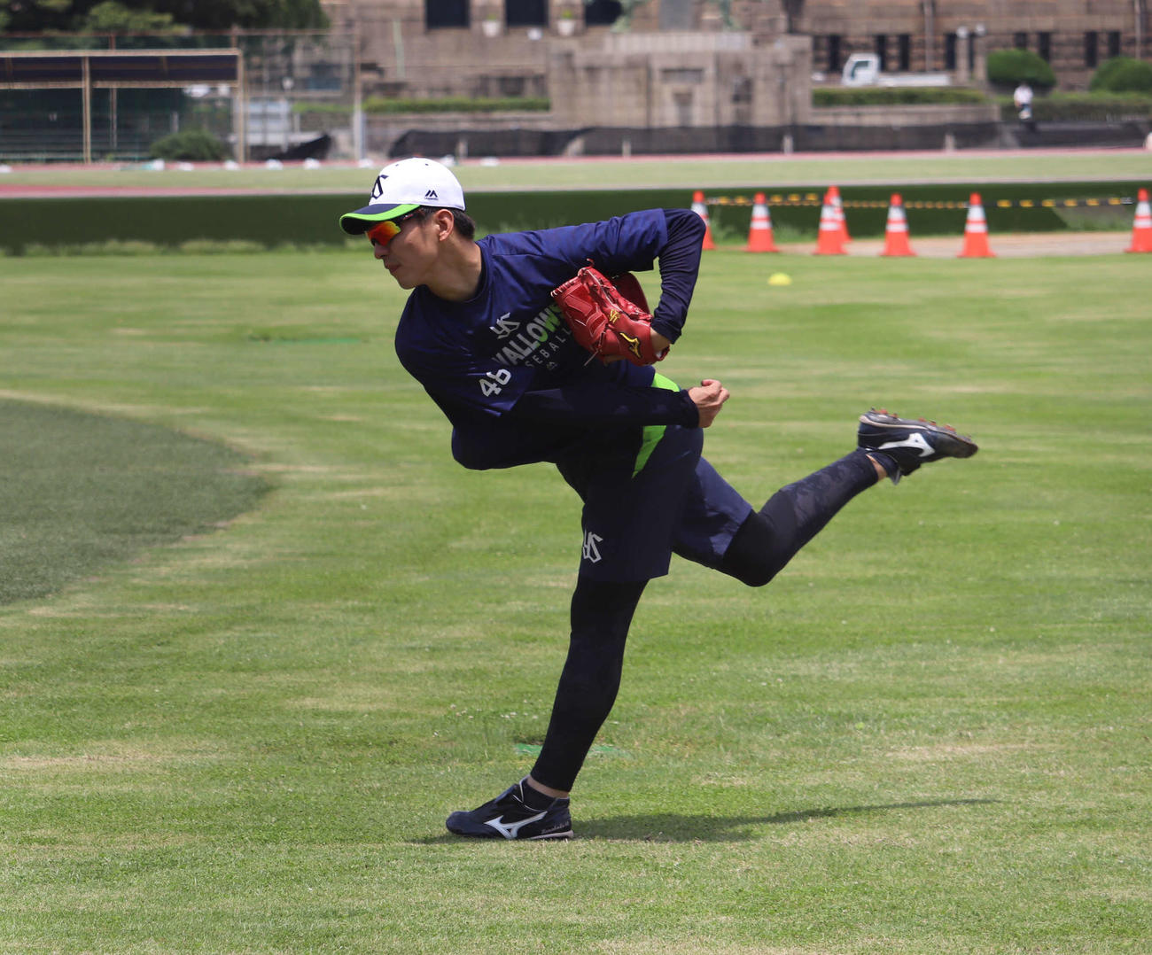 神宮外苑でキャッチボールをするヤクルト金久保