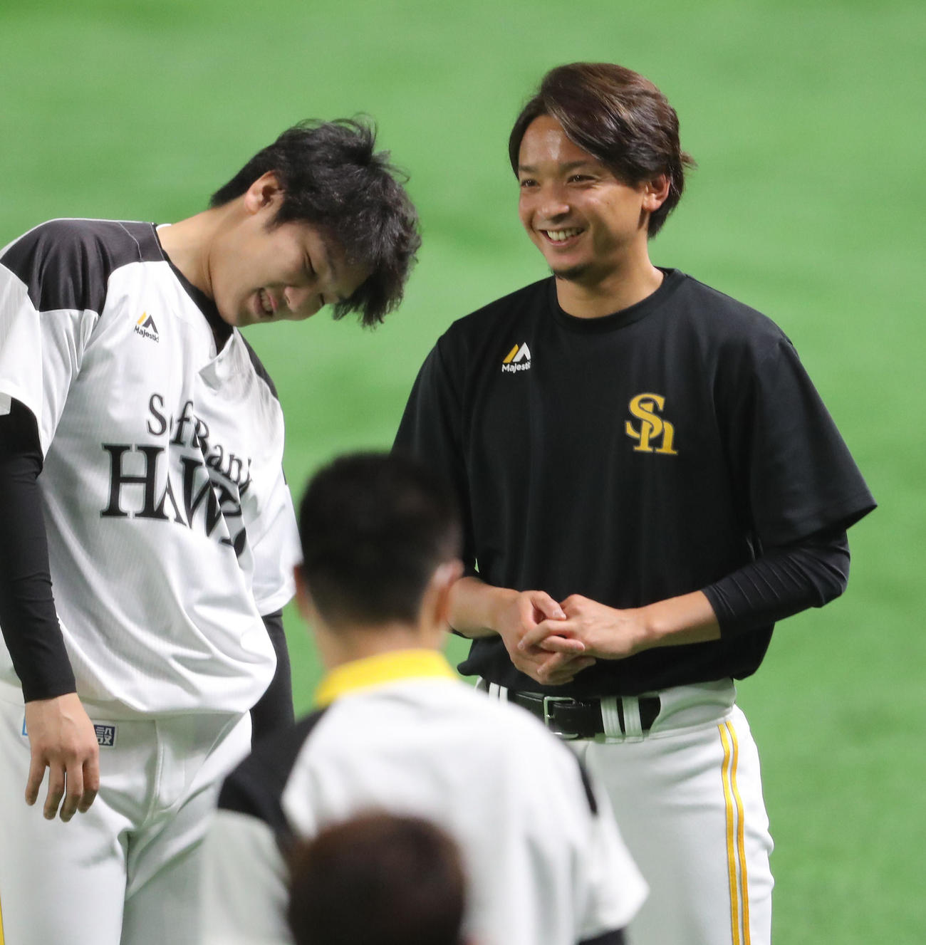 練習前、石川と話をする東浜（右）（撮影・梅根麻紀）