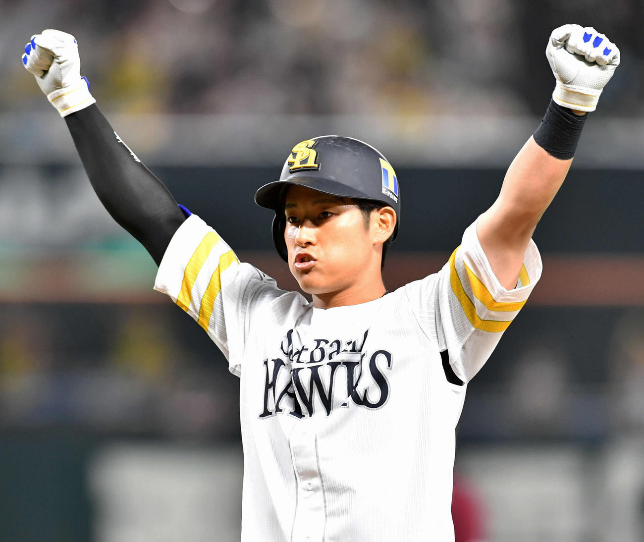 5月5日楽天戦9回裏2死一、二塁、同点打を放ち両手でガッツポーズする上林誠知