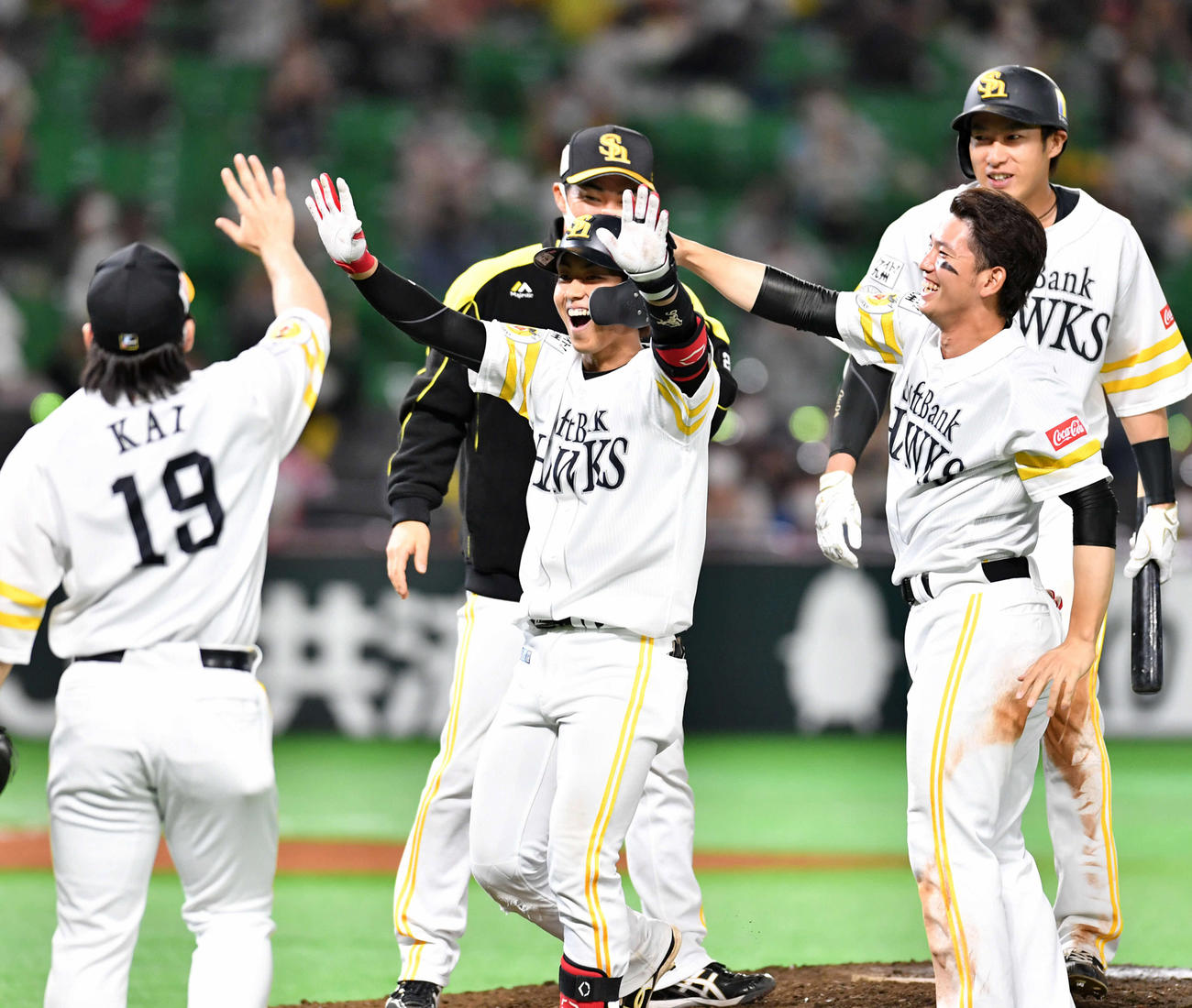 3月27日ロッテ戦9回裏1死二塁、中越えサヨナラ打を放った今宮健太（中央）はナインに迎えられ笑顔