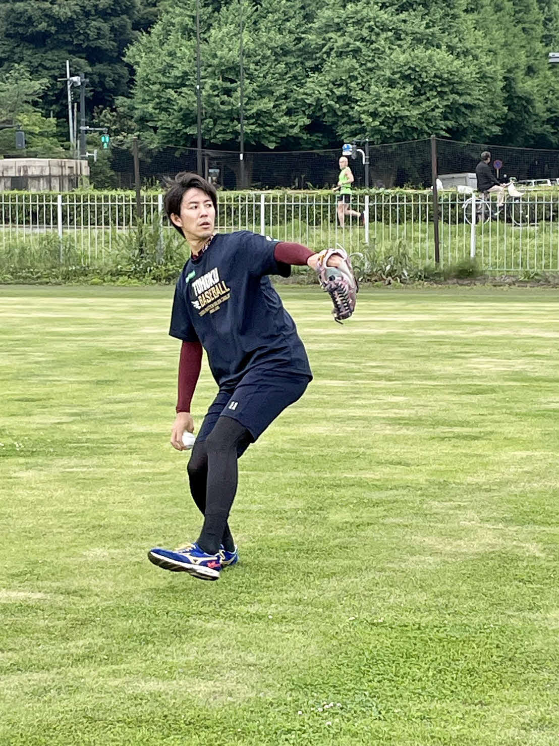 投手練習に参加し、キャッチボールを行う楽天岸（球団提供）