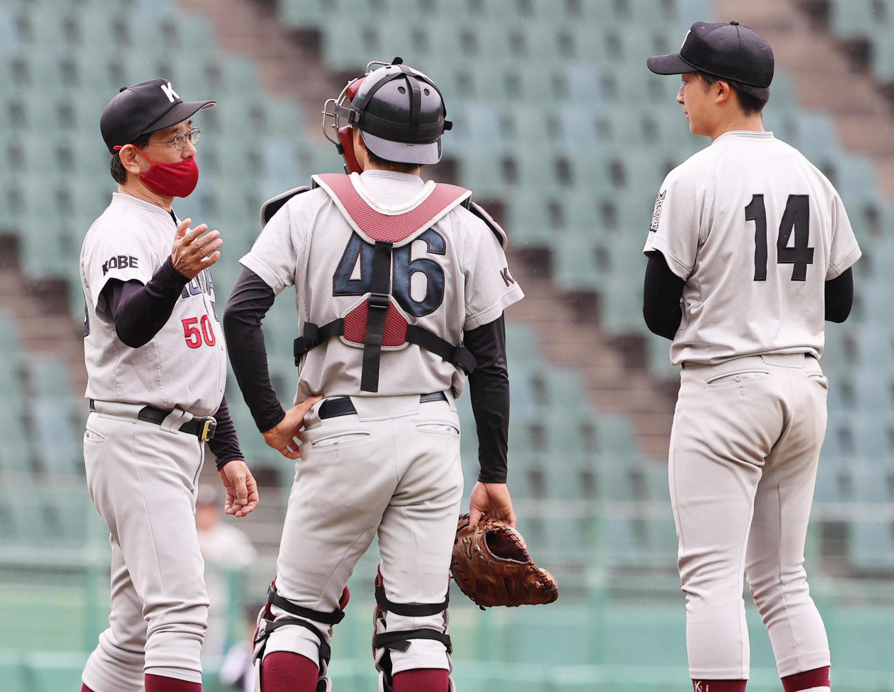 甲南大対天理大　5回裏天理大2死二塁、先制点を許した甲南大井村投手（右）に声をかける谷口監督（左）（撮影・清水貴仁）