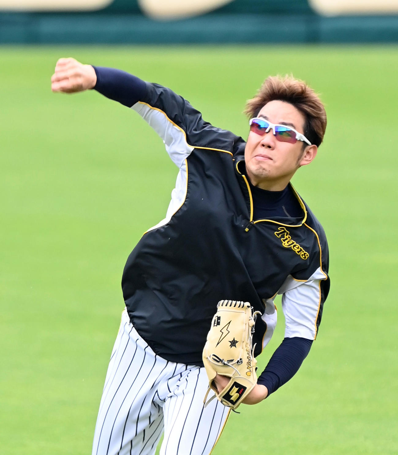 キャッチボールを行う西勇（撮影・前岡正明）