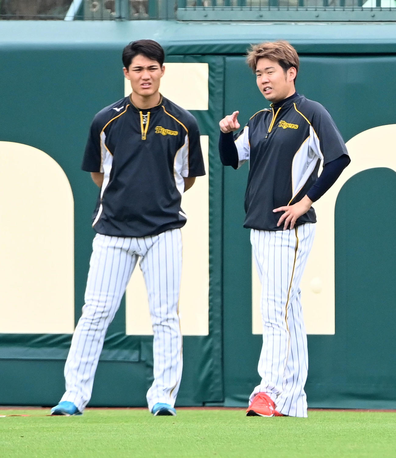 西勇（右）のアドバイスを聞く西純（撮影・前岡正明）