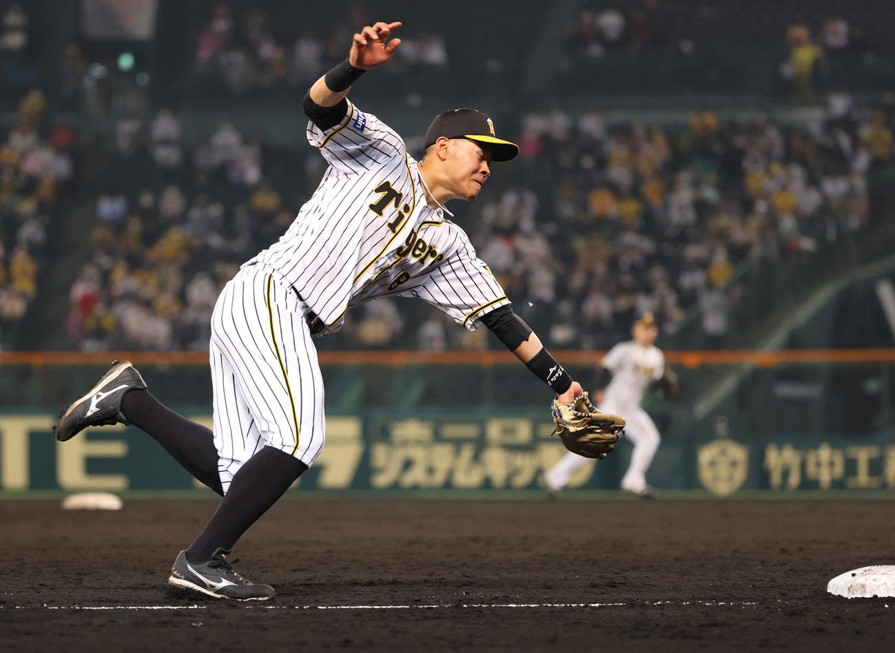 5月18日のヤクルト戦、三塁手としてで打球を処理する阪神佐藤輝明