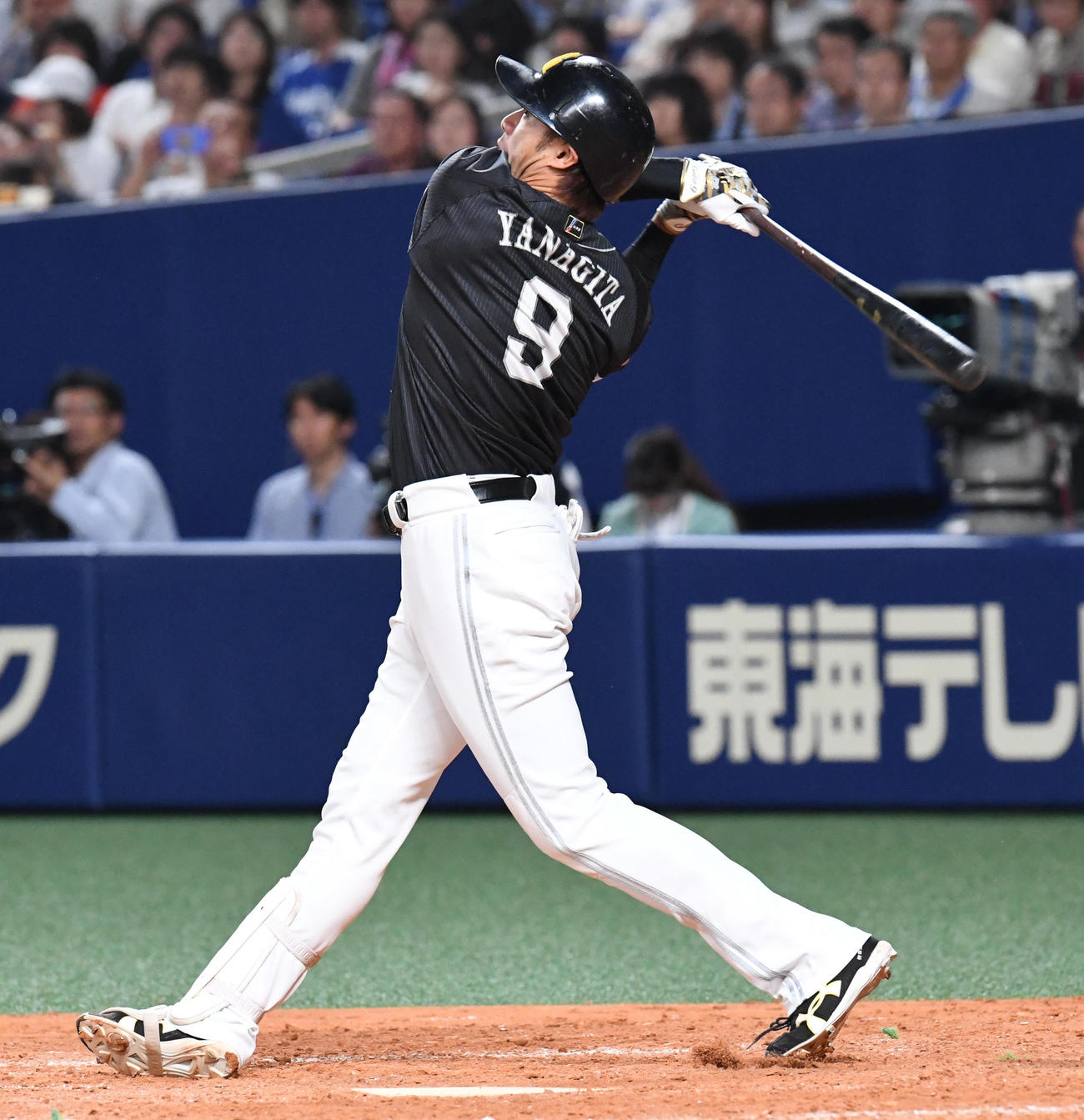 18年6月10日、中日対ソフトバンク　左越え本塁打を放つ柳田