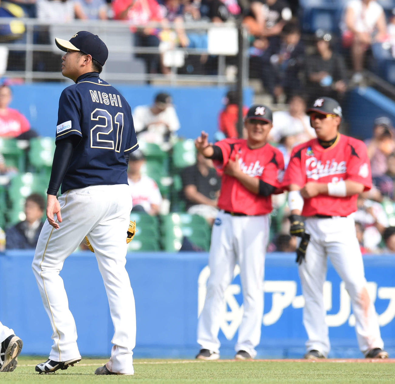 16年5月8日、ロッテ対オリックス　8回裏ロッテ2死一、二塁、逆転の右越え2点適時三塁打を角中（右）に打たれた西（左）