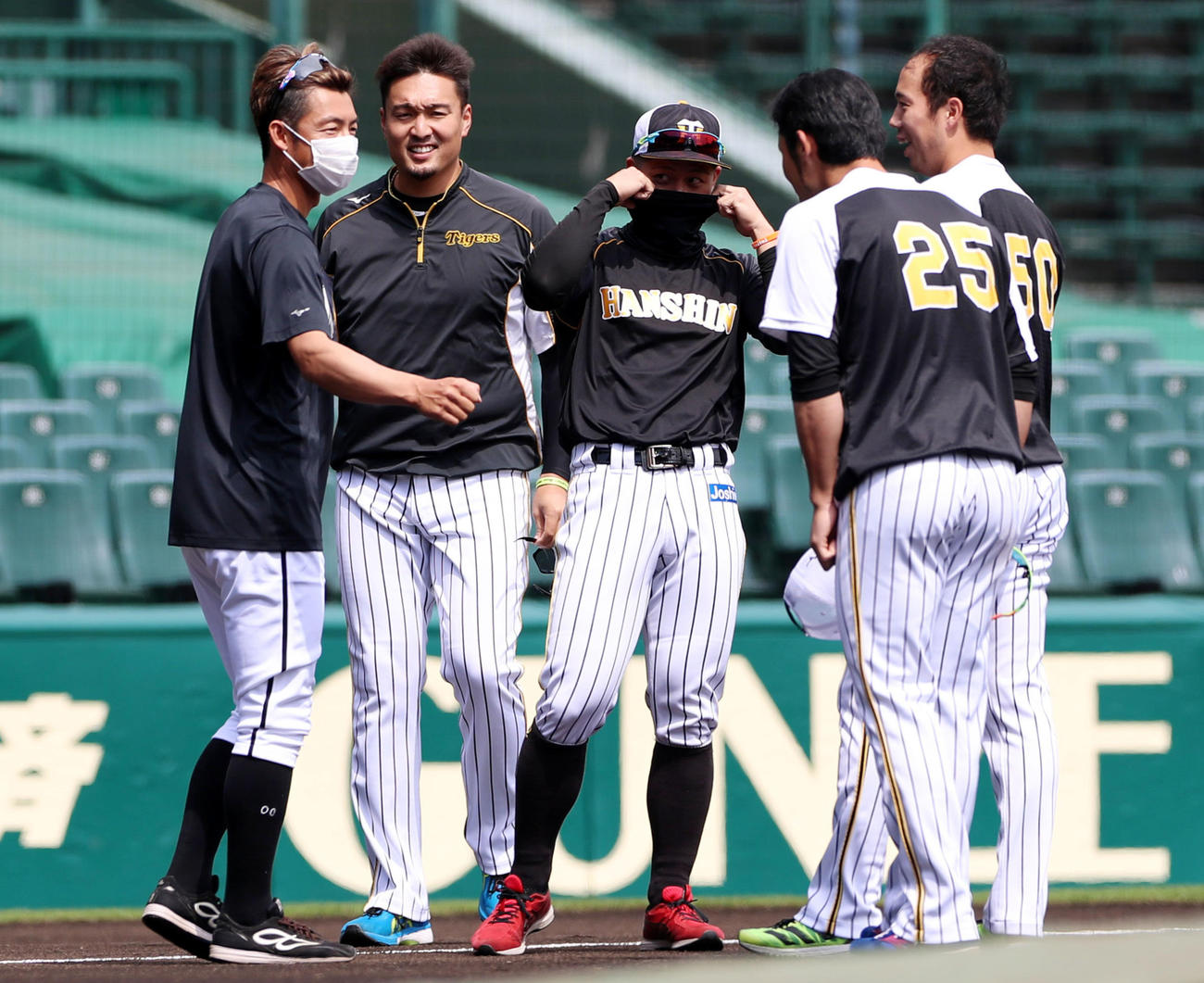 グラウンドに現れたロッテ鳥谷（左）とあいさつする阪神ナイン（撮影・加藤哉）