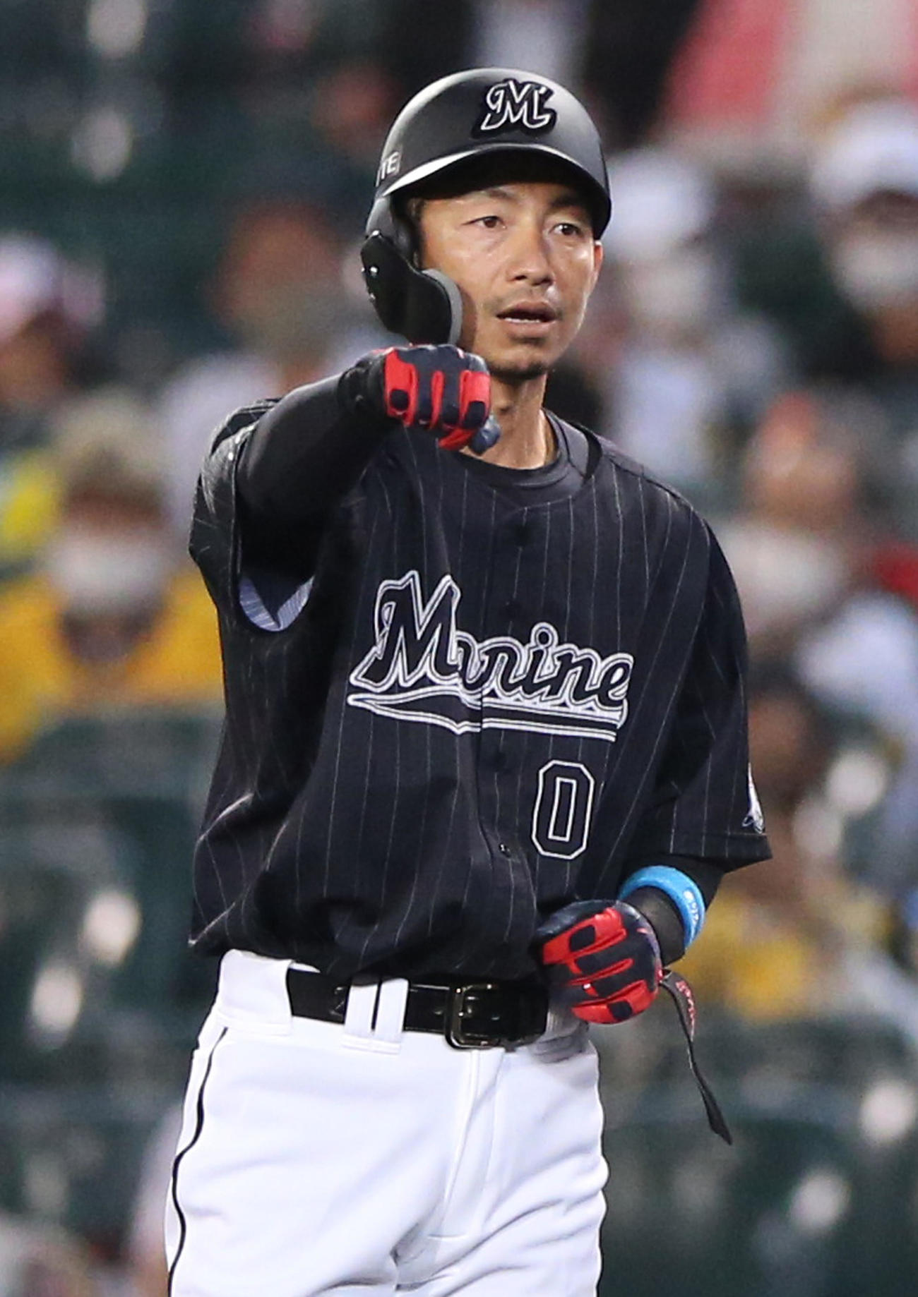 阪神対ロッテ　7回表ロッテ1死一、三塁、代打鳥谷は右前適時打を放ちベンチへポーズする（撮影・上山淳一）