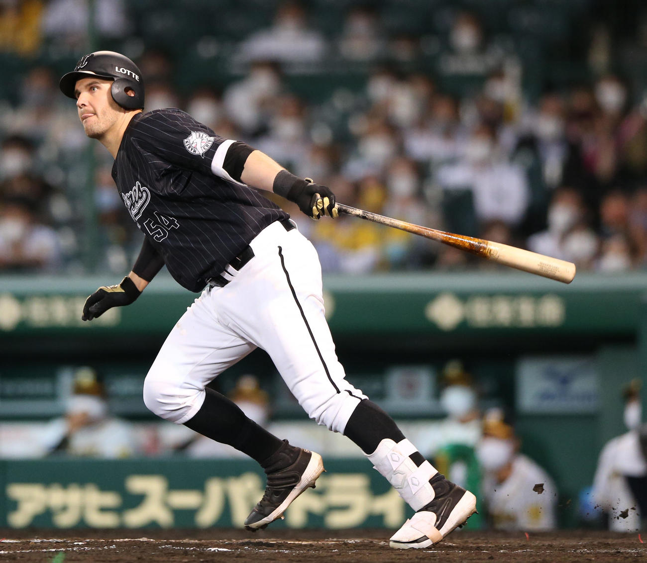 阪神対ロッテ　8回表ロッテ1死二塁、レアードは左前適時打を放つ（撮影・上山淳一）