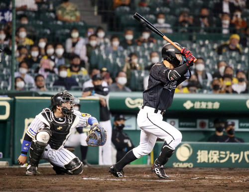 阪神対ロッテ　7回表ロッテ1死一、二塁、代打鳥谷は右前適時打を放つ（撮影・加藤哉）