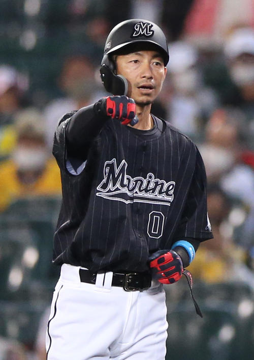 阪神対ロッテ　7回表ロッテ1死一、三塁、代打鳥谷は右前適時打を放ちベンチへポーズする（撮影・上山淳一）