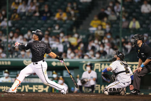 阪神対ロッテ　8回表ロッテ無死一塁、マーティンは右越え2点本塁打を放つ（撮影・上山淳一）