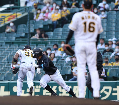 阪神対ロッテ　1回表ロッテ1死一、三塁、西勇（手前）は一塁けん制で悪送球し先制点をロッテに献上する（撮影・上山淳一）