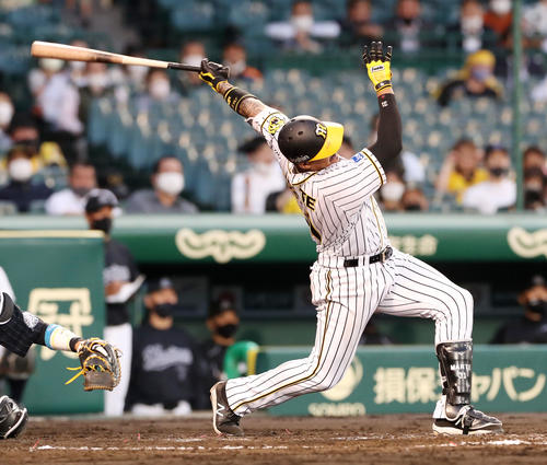 阪神対ロッテ　3回裏阪神1死一塁、マルテは中越え本塁打を放つ（撮影・加藤哉）