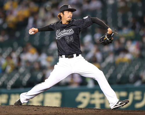 阪神対ロッテ　5回、ロッテ2番手で登板する大嶺（撮影・上山淳一）