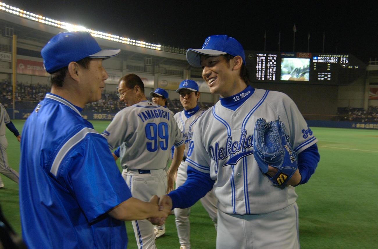 06年6月、ロッテ打線を相手に4安打完封勝利を飾った横浜三浦（右）は牛島監督の祝福を受ける