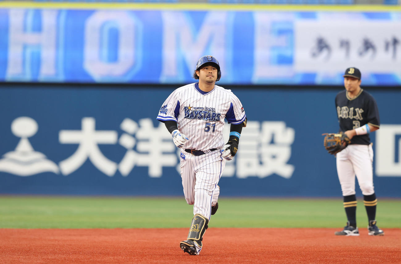 DeNA対オリックス　2回裏DeNA無死一塁、先制の左越え2点本塁打を放ち淡々とダイヤモンドを一周する宮崎（撮影・垰建太）