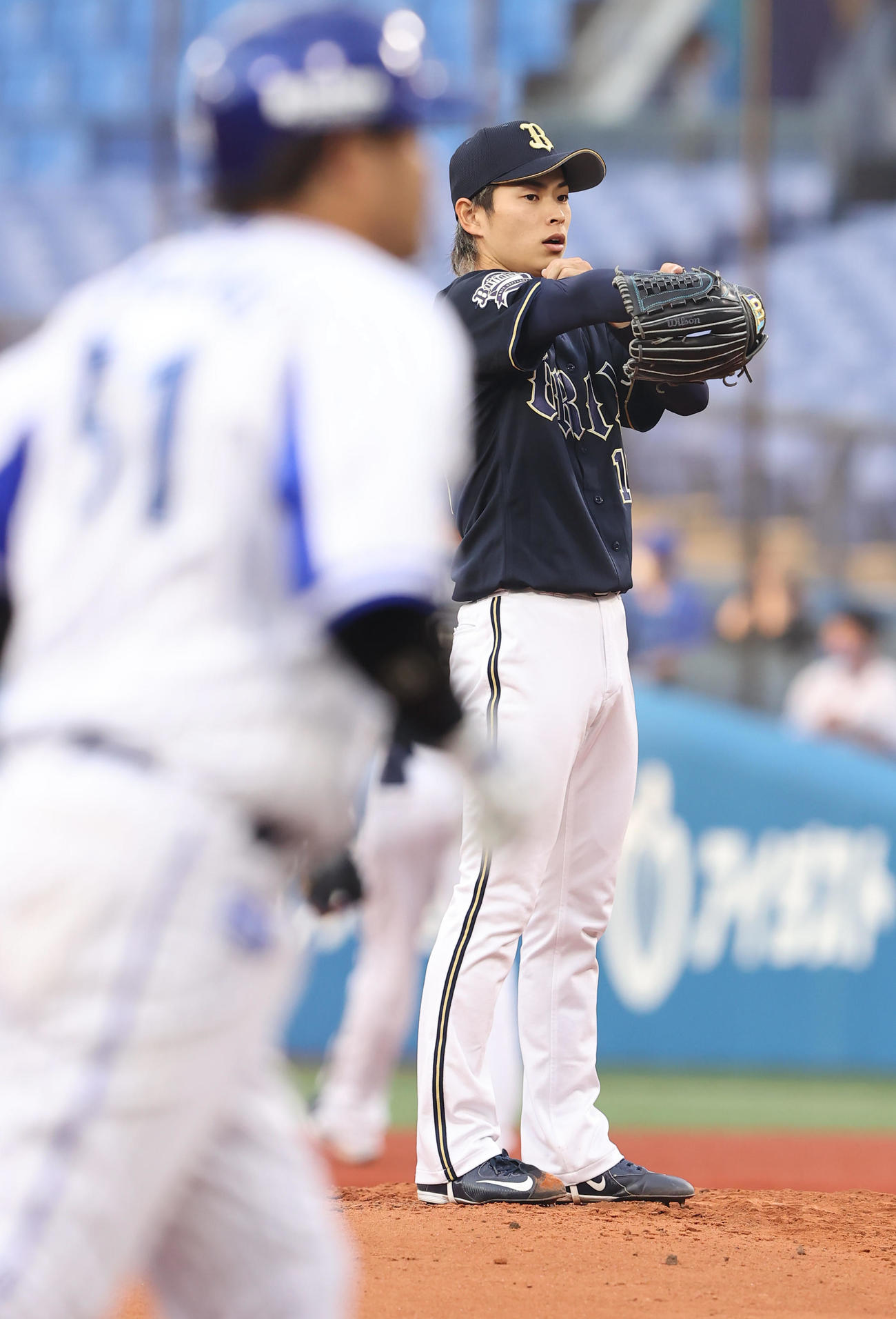 DeNA対オリックス　2回裏DeNA無死一塁、宮崎（手前）に先制の左越え2点本塁打を浴びる山岡（撮影・垰建太）