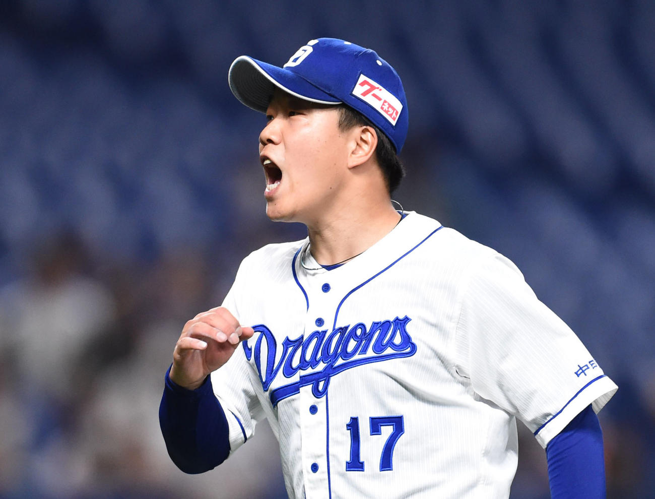 5回表ソフトバンク2死一塁、牧原大をニゴロに打ち取りほえる中日先発の柳（撮影・森本幸一）