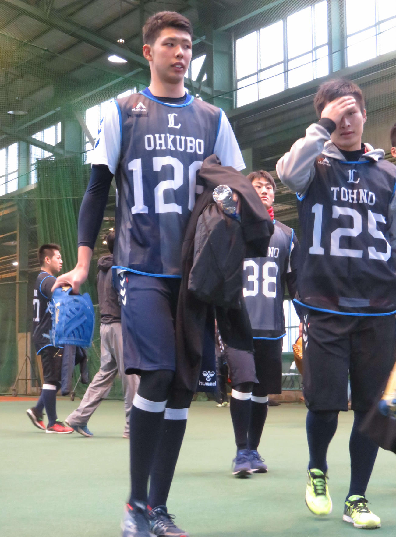 新人合同自主トレを行う西武大窪（左）（2019年1月撮影）