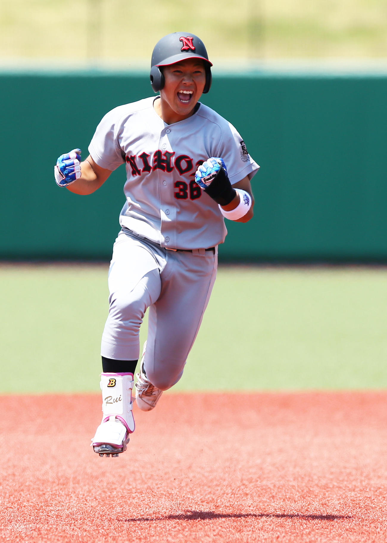 日大対専大　9回表日大1死、代打小濃は右越え本塁打を放ちジャンプして喜ぶ（撮影・足立雅史）