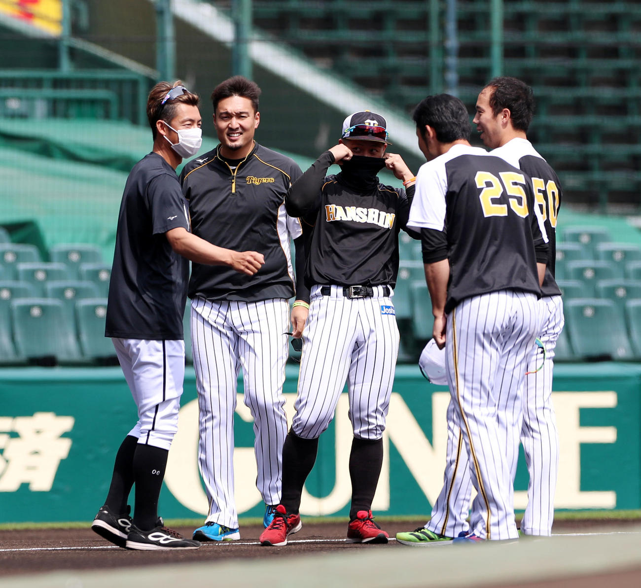 阪神対ロッテ　グラウンドに現れた鳥谷（左）とあいさつする阪神ナイン（撮影・加藤哉）