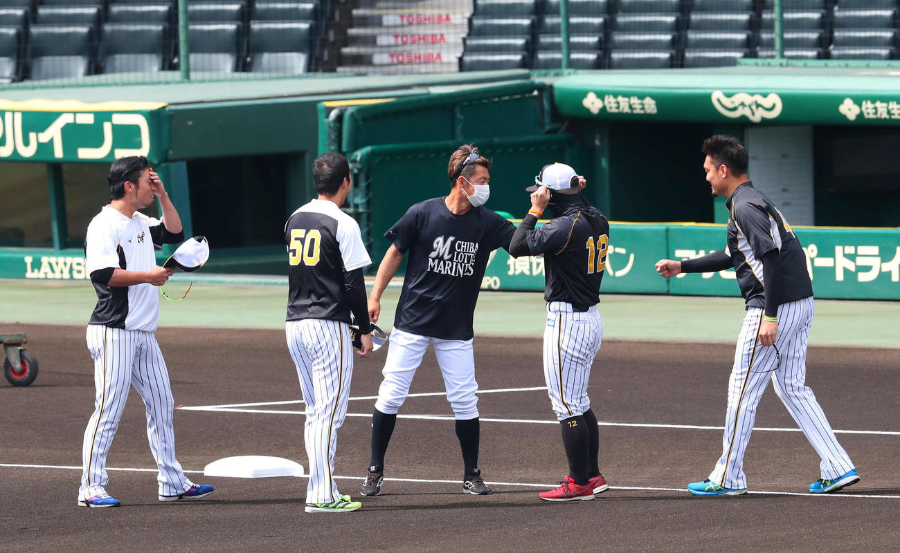 阪神対ロッテ　マウンドに姿を見せた鳥谷（中央）は、左から江越、青柳、坂本、秋山らとあいさつを交わす（撮影・宮崎幸一）