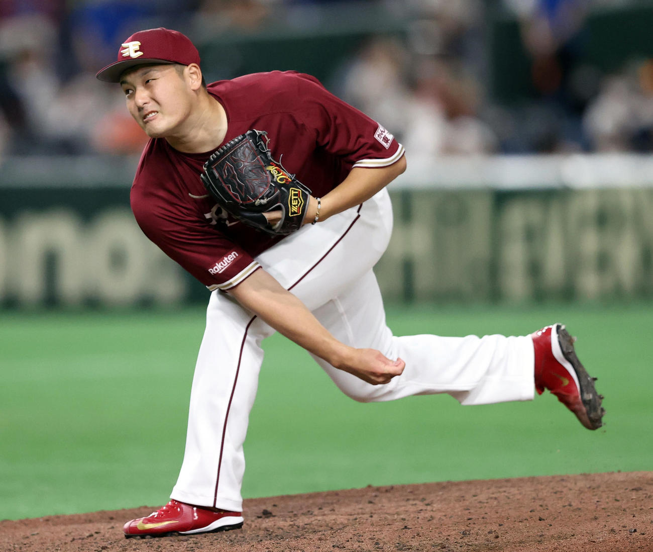 巨人対楽天　6回裏から登板する安楽（撮影・狩俣裕三）