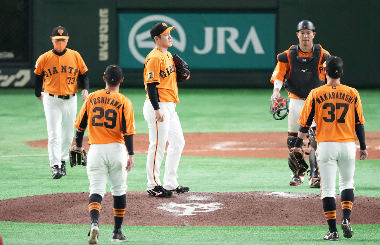 巨人対楽天　8回表楽天1死一、二塁、浅村に四球を与えた後、降板となる鍵谷（中央）（撮影・鈴木みどり）