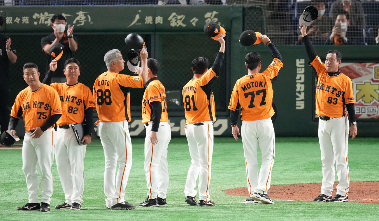 巨人対楽天　楽天に連勝し、ファンの声援に応える巨人原監督（右）（撮影・鈴木みどり）