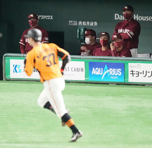 巨人対楽天　4回裏巨人2死一塁、若林に右越え2点本塁打を浴びる浮かない表情の石井GM兼監督（中央）（撮影・鈴木みどり）