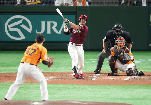 巨人対楽天　6回表楽天1死二塁、右前適時打を放つ島内。投手高橋（撮影・鈴木みどり）