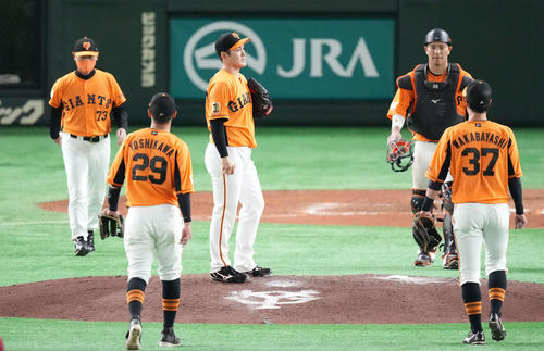 巨人対楽天　8回表楽天1死一、二塁、浅村に四球を与えた後、降板となる鍵谷（中央）（撮影・鈴木みどり）