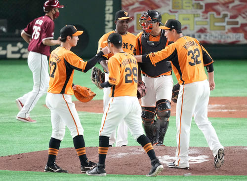 巨人対楽天　楽天に連勝し、タッチを交わす巨人ナイン（撮影・鈴木みどり）