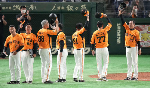 巨人対楽天　楽天に連勝し、ファンの声援に応える巨人原監督（右）（撮影・鈴木みどり）