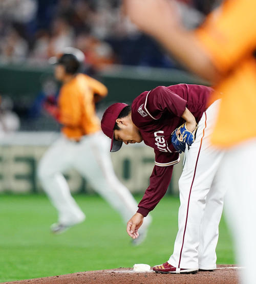 巨人対楽天　4回裏巨人1死一塁、岡本に2点本塁打を打たれ、肩を落とす則本昂（撮影・菅敏）