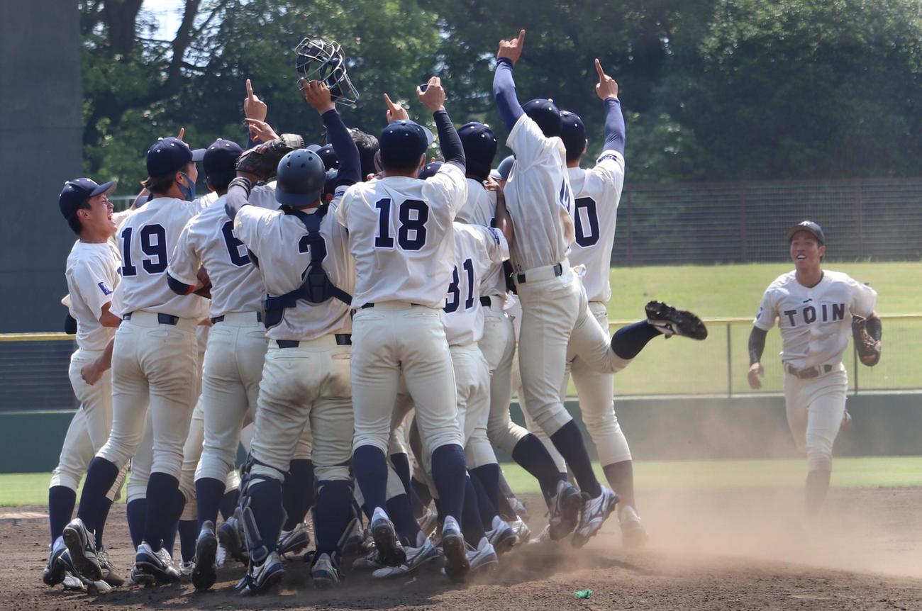 桐蔭横浜大対関東学院大　優勝決定戦に勝ち、喜ぶ桐蔭横浜大の選手たち（撮影・古川真弥）