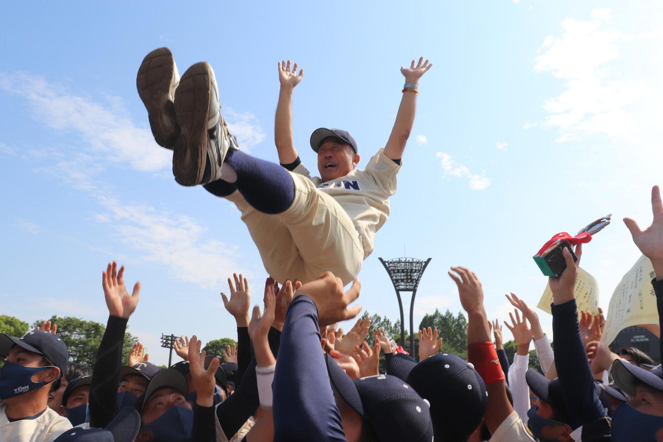 桐蔭横浜大対関東学院大　優勝決定戦に勝ち、胴上げされる桐蔭横浜大・斉藤監督（撮影・古川真弥）