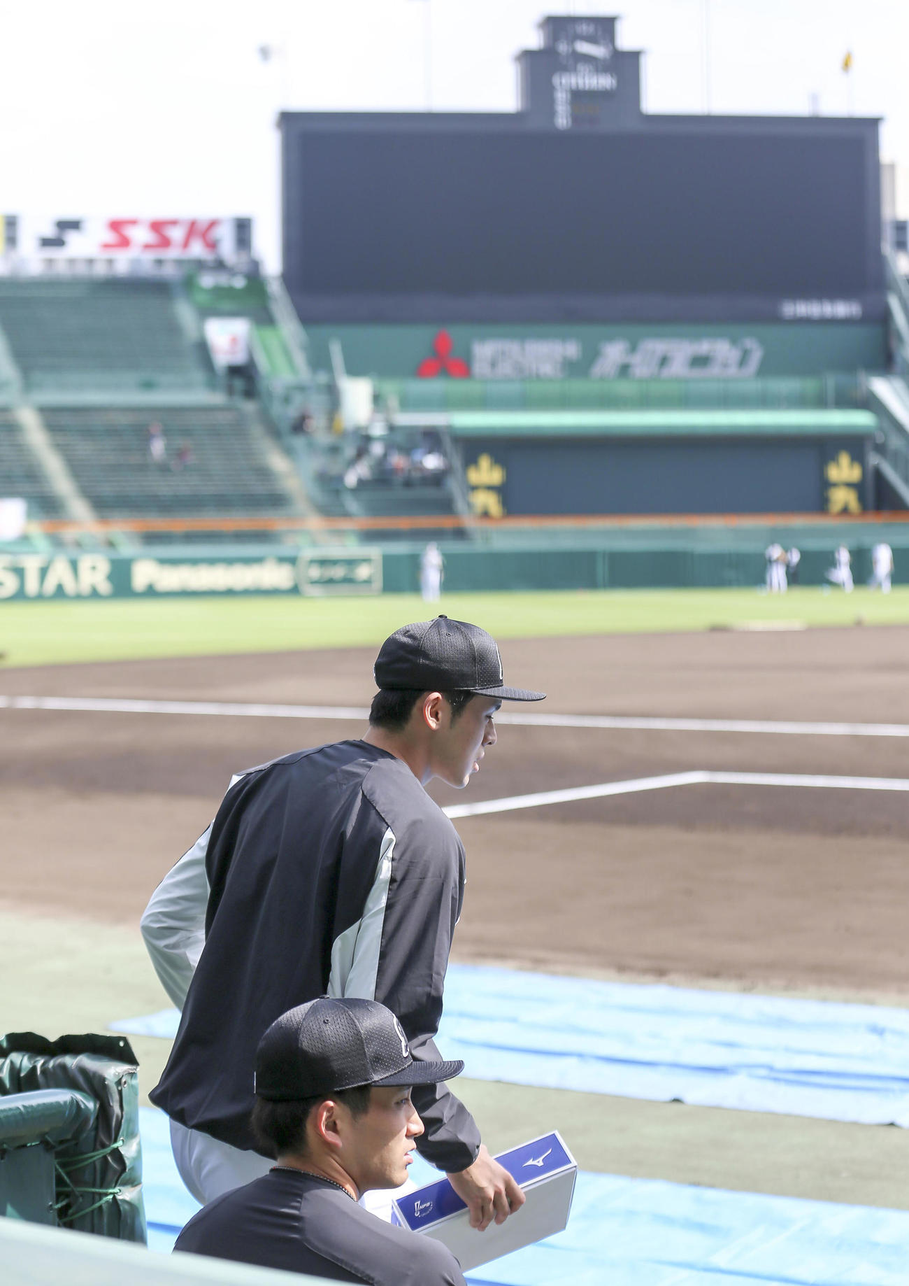 甲子園球場のグラウンドに入る佐々木朗希（上）（撮影・上山淳一）