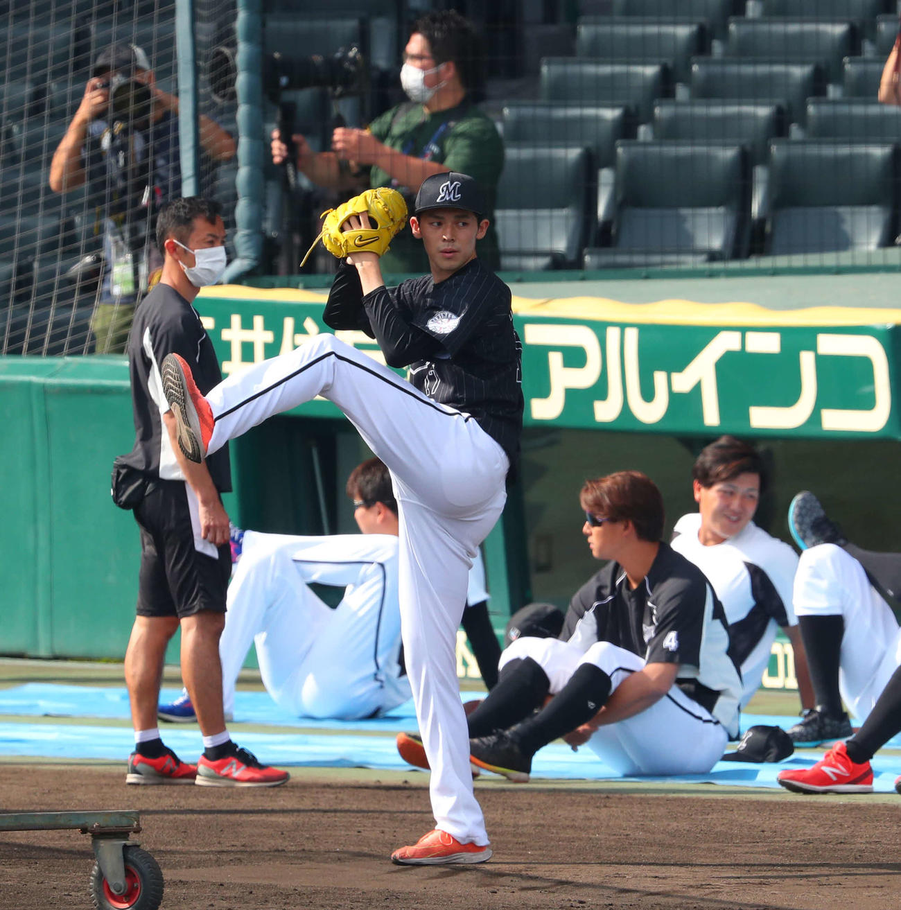 阪神対ロッテ　ブルペン入り前にキャッチボールで調整する佐々木朗希（撮影・宮崎幸一）